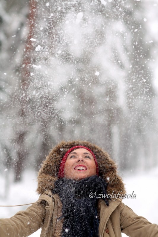 Young woman playing in the snow 3_edycja_533x800